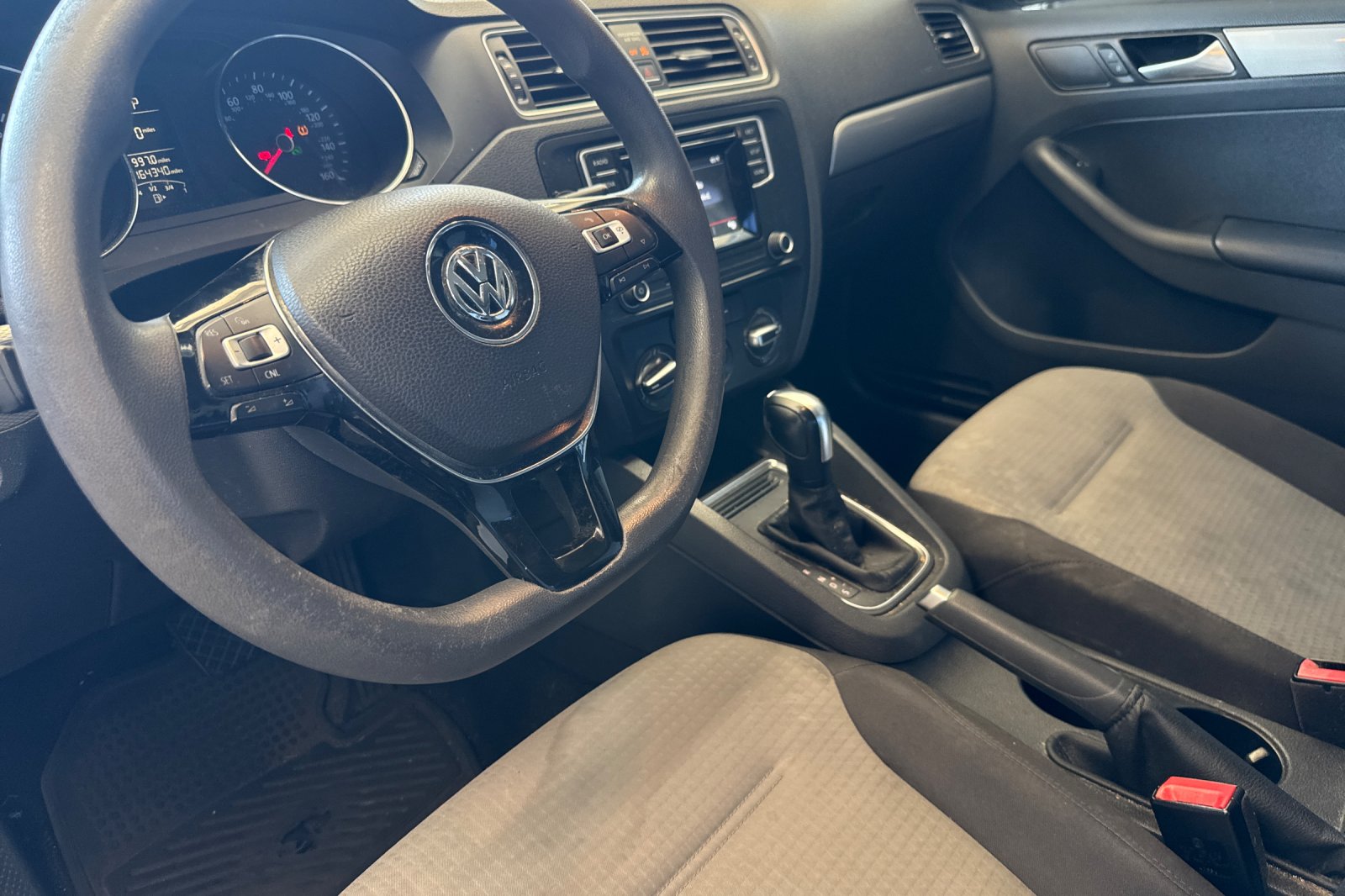 Used 2017 White Silver Metallic Volkswagen 1.4T S image 7