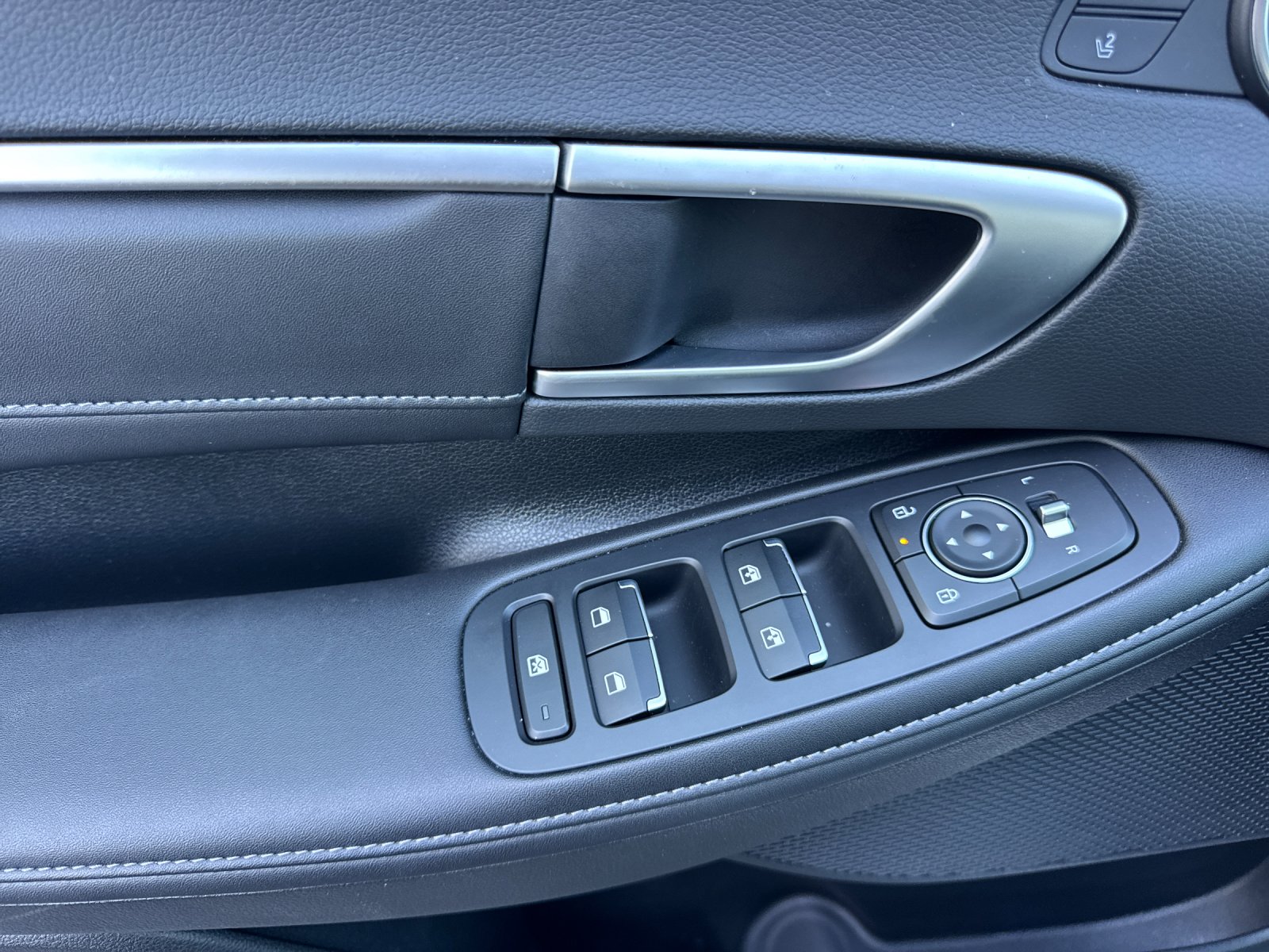 Used 2025 White Hyundai Limited image 10