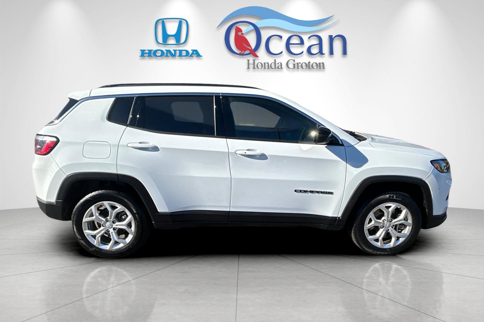 Used 2024 Bright White Clearcoat Jeep Latitude image 2