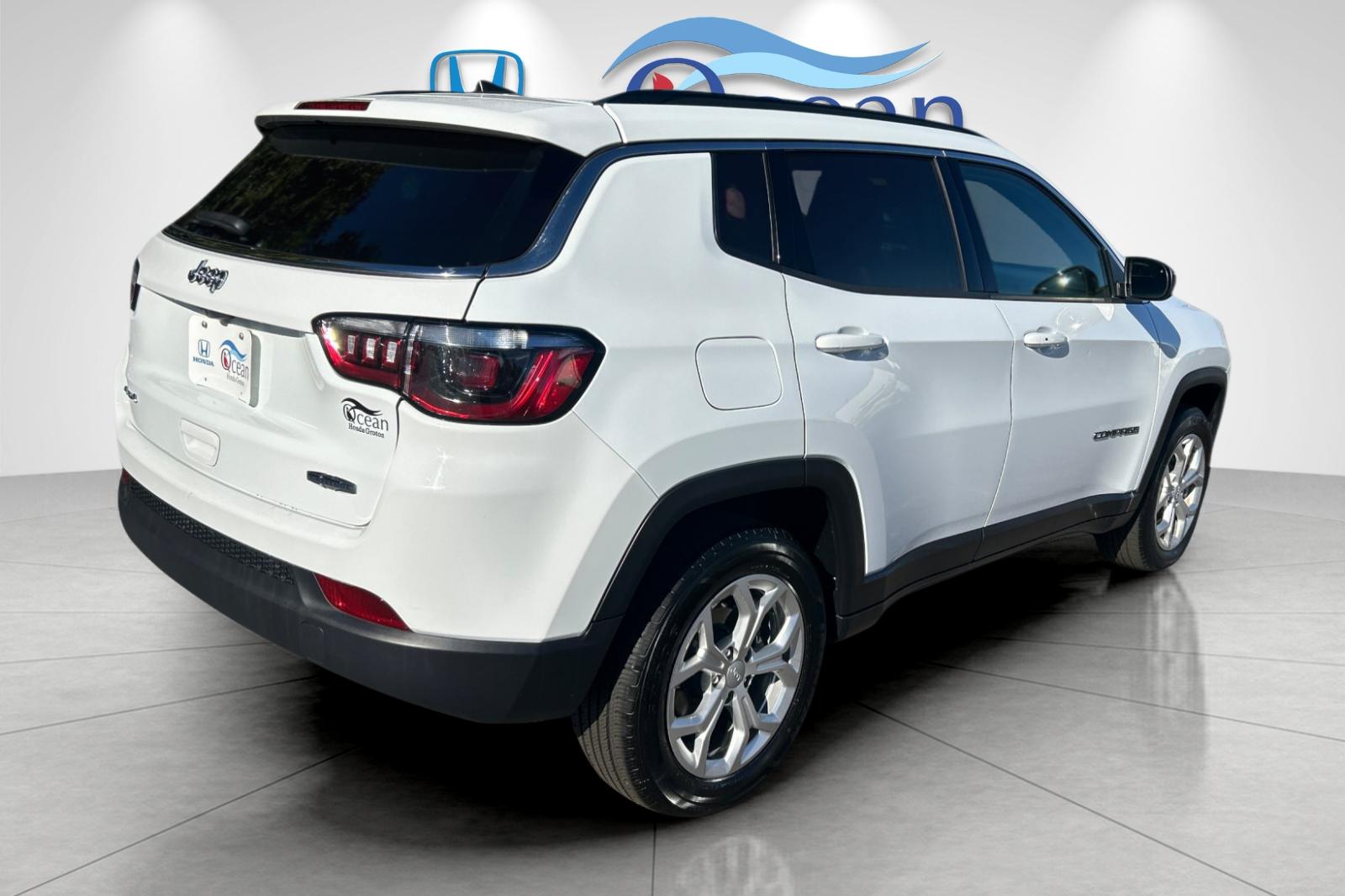 Used 2024 Bright White Clearcoat Jeep Latitude image 3
