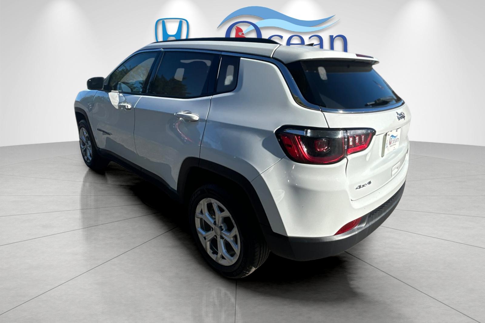Used 2024 Bright White Clearcoat Jeep Latitude image 5