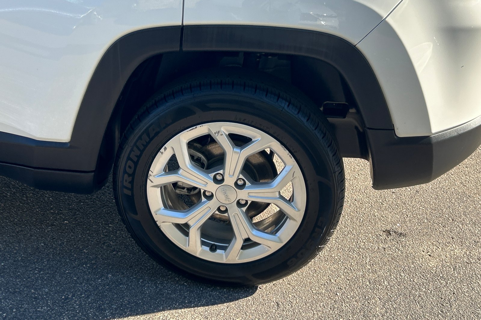 Used 2024 Bright White Clearcoat Jeep Latitude image 25