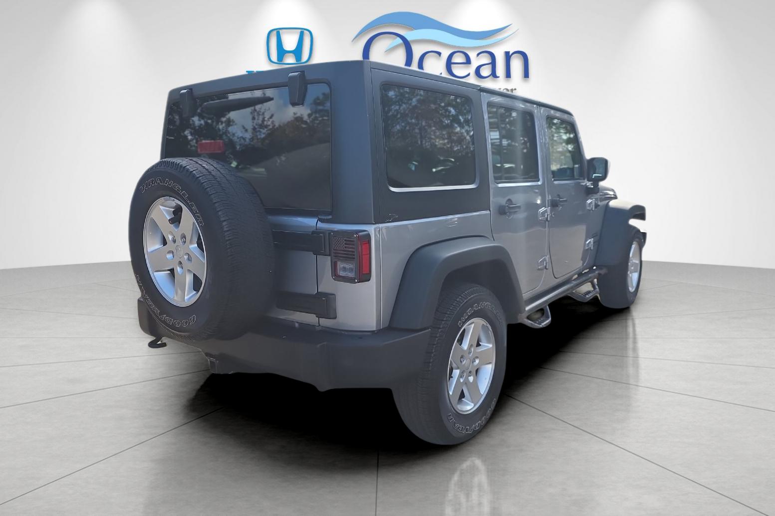 Used 2016 Billet Silver Metallic Clearcoat Jeep Unlimited Sport image 3