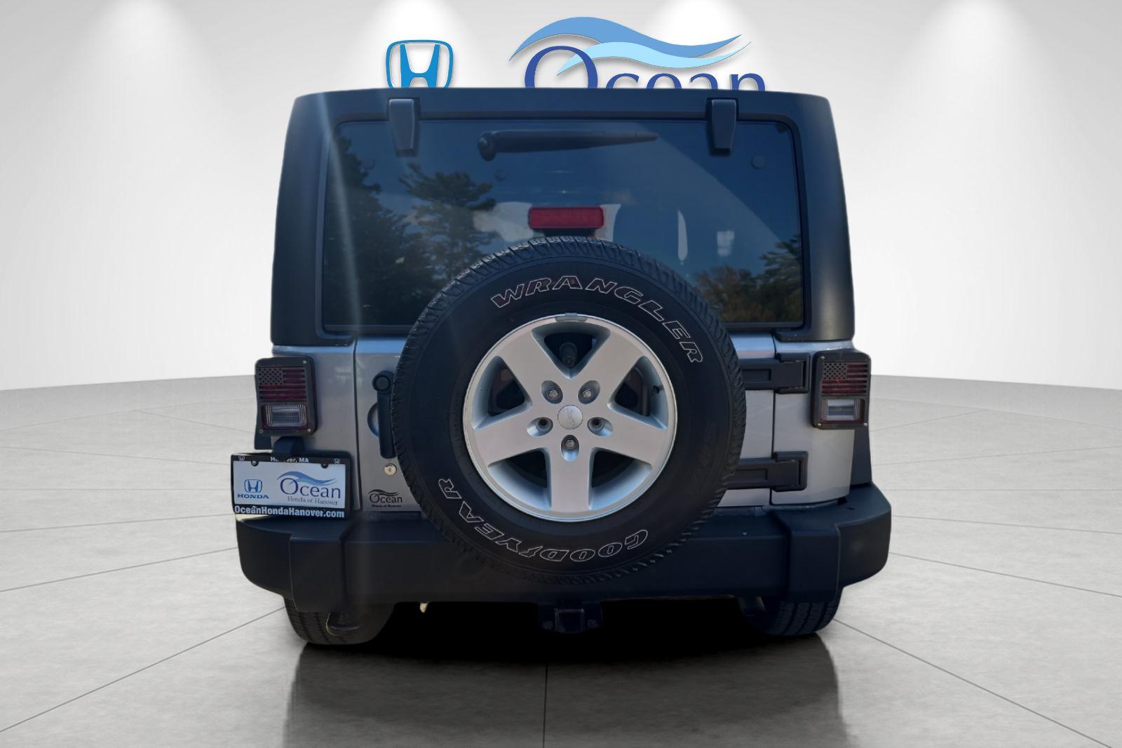 Used 2016 Billet Silver Metallic Clearcoat Jeep Unlimited Sport image 4