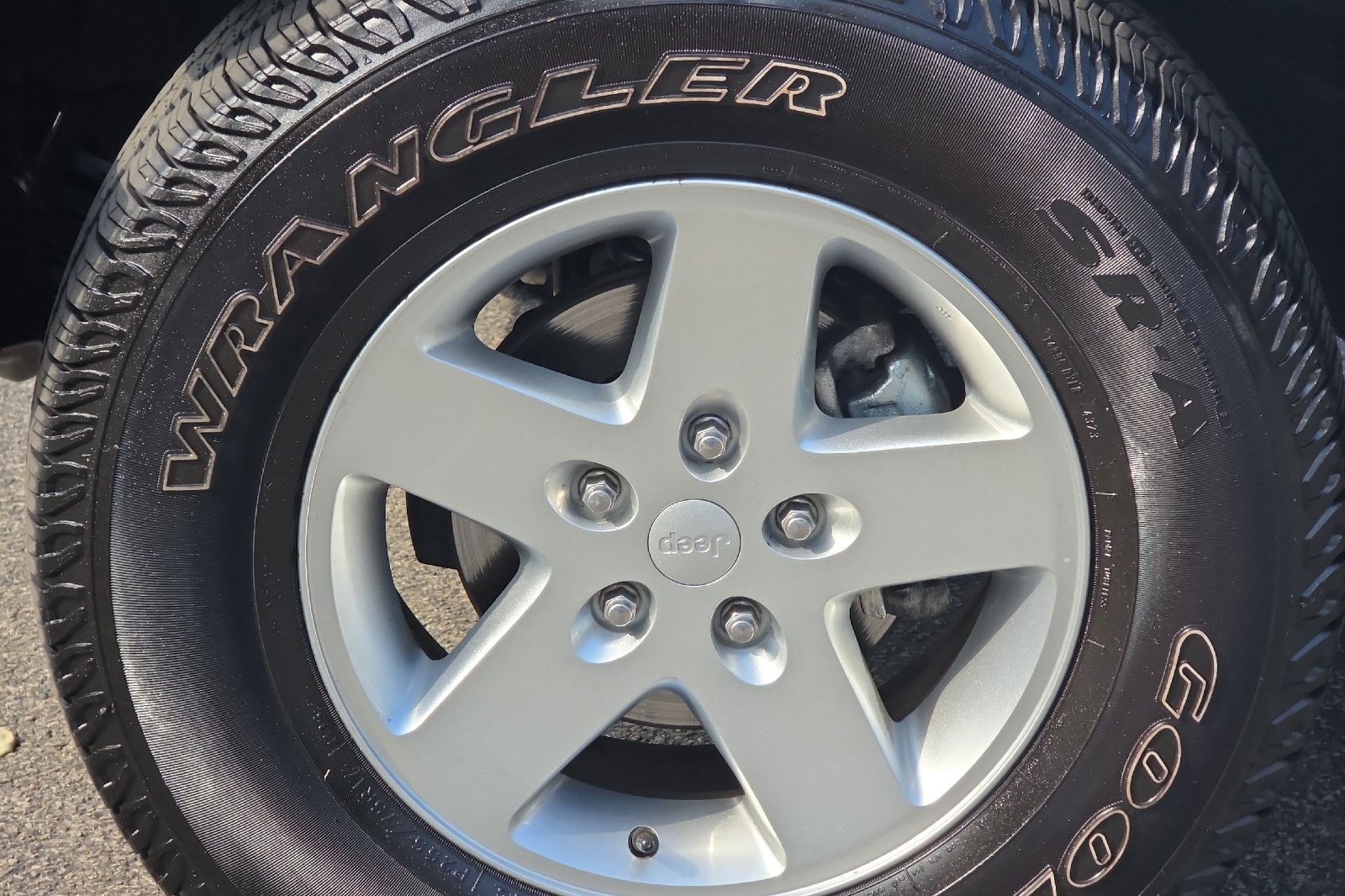 Used 2016 Billet Silver Metallic Clearcoat Jeep Unlimited Sport image 24