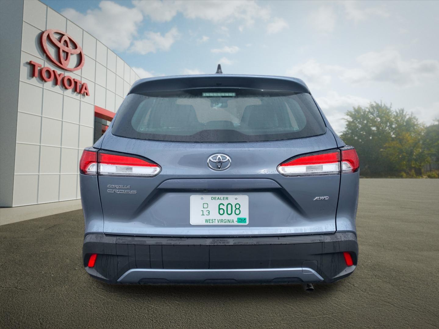 Used 2023  Toyota L image 4