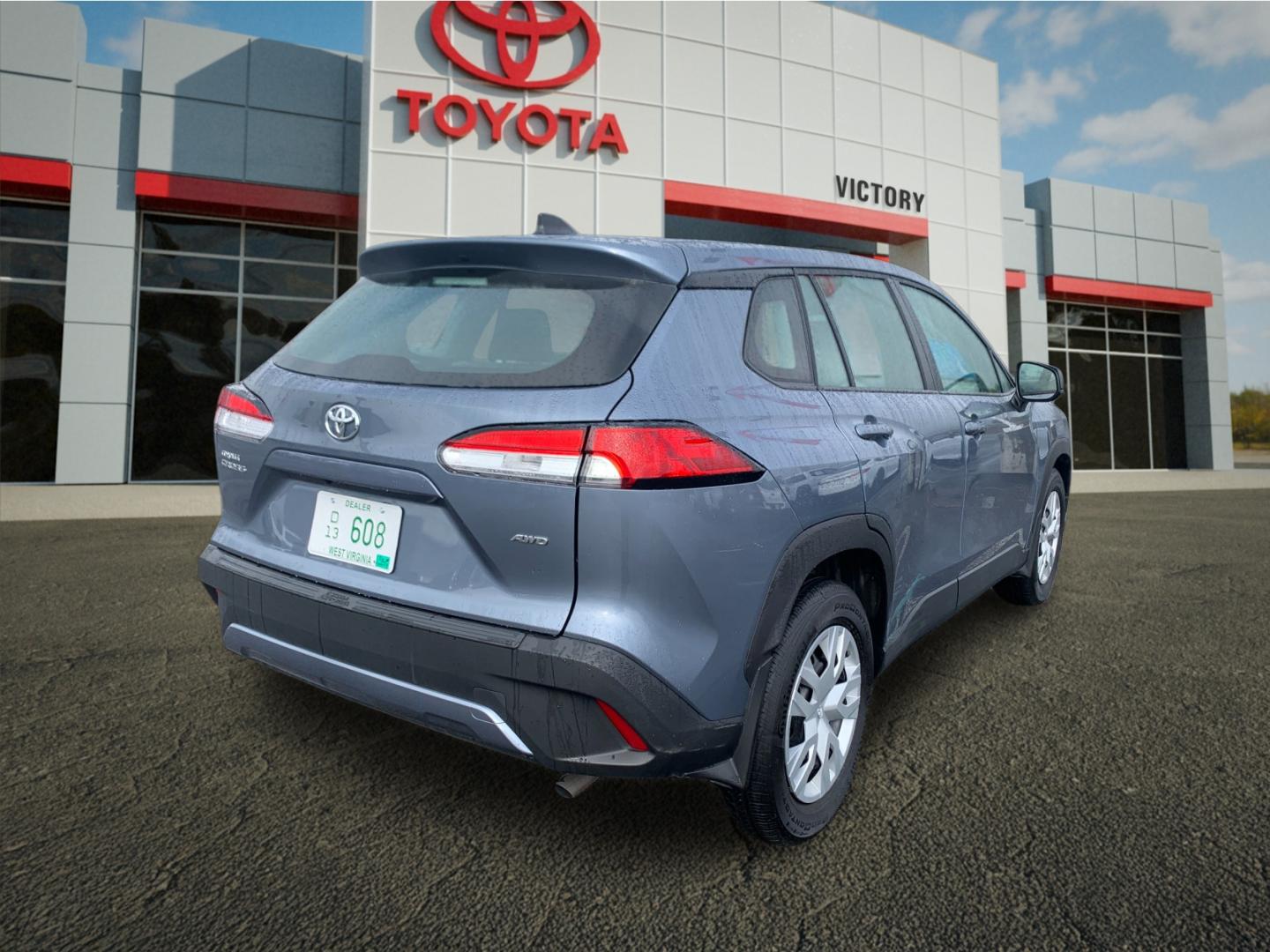 Used 2023  Toyota L image 3