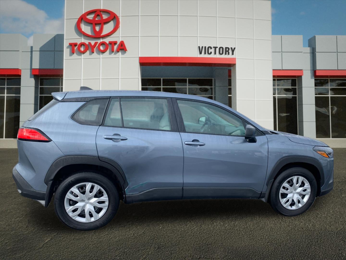 Used 2023  Toyota L image 2