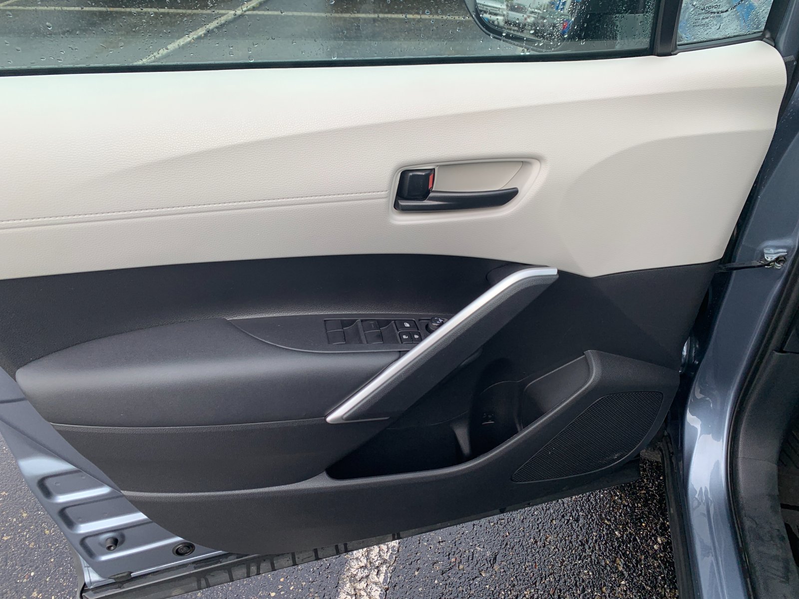 Used 2023  Toyota L image 12