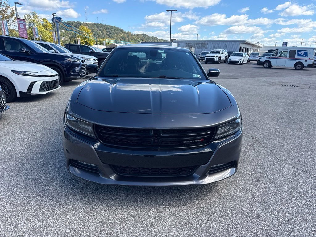 Used 2018 Gray Dodge SXT image 2