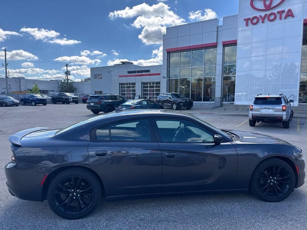 Used 2018 Gray Dodge SXT image 3