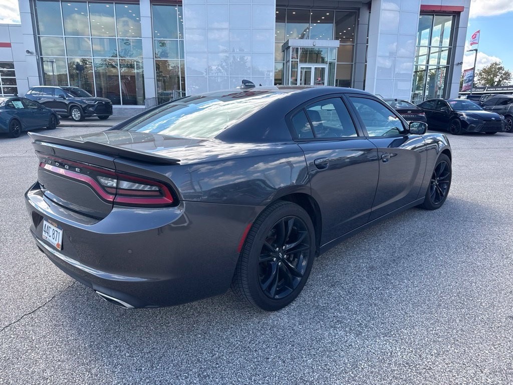 Used 2018 Gray Dodge SXT image 4