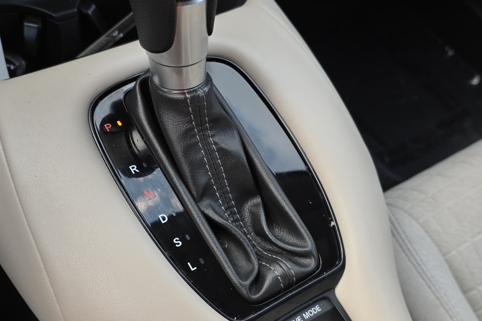 Used 2024 Lunar Silver Metallic Honda LX image 21