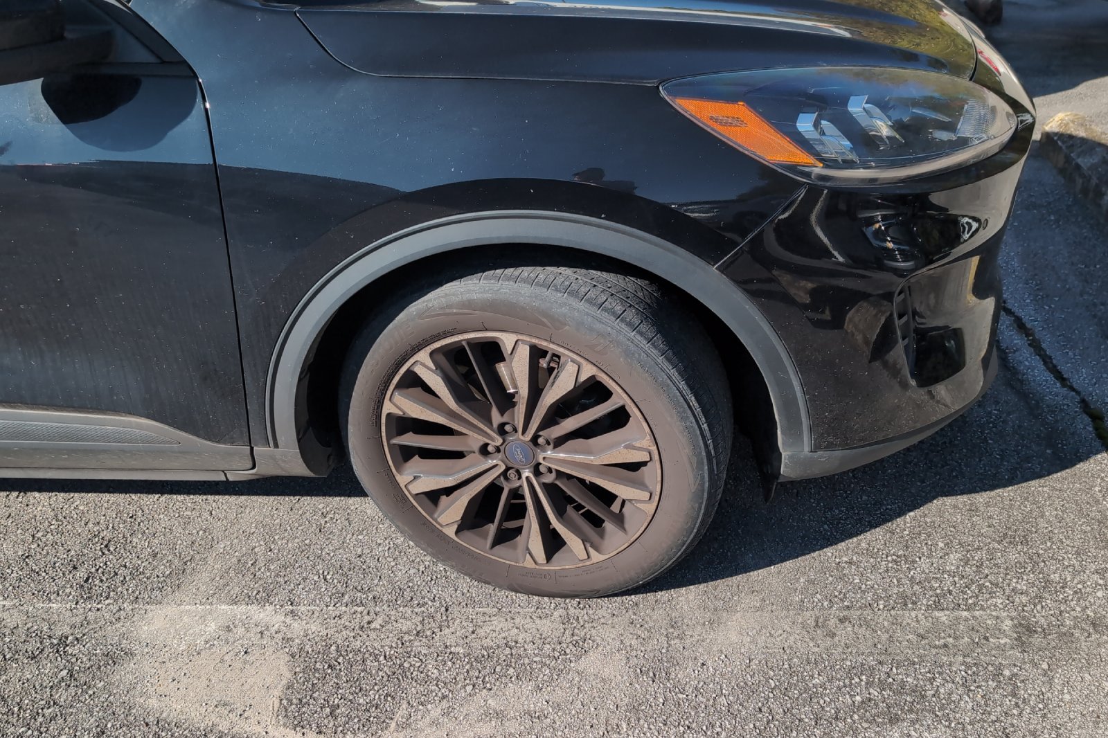Used 2022 Black Ford SE image 3