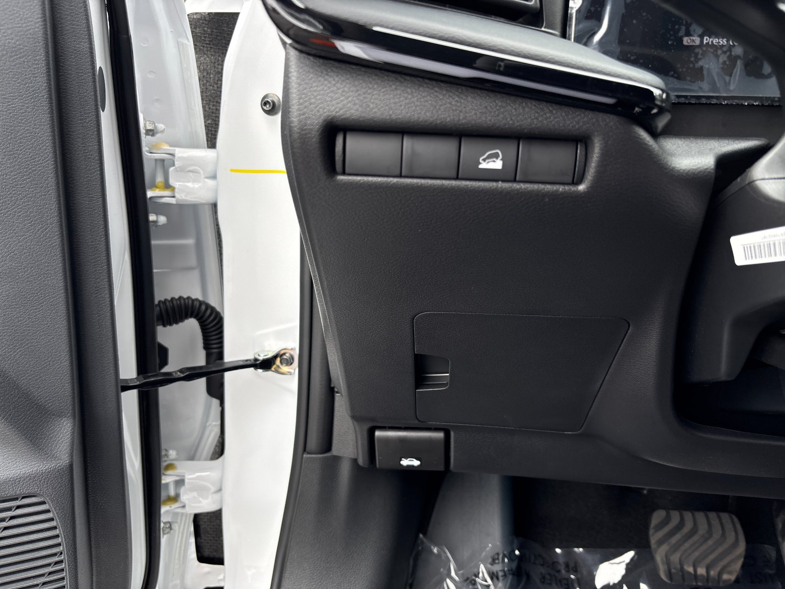 New 2027 Aspen White TriCoat / Super Black Two-tone Nissan Rock Creek® image 31