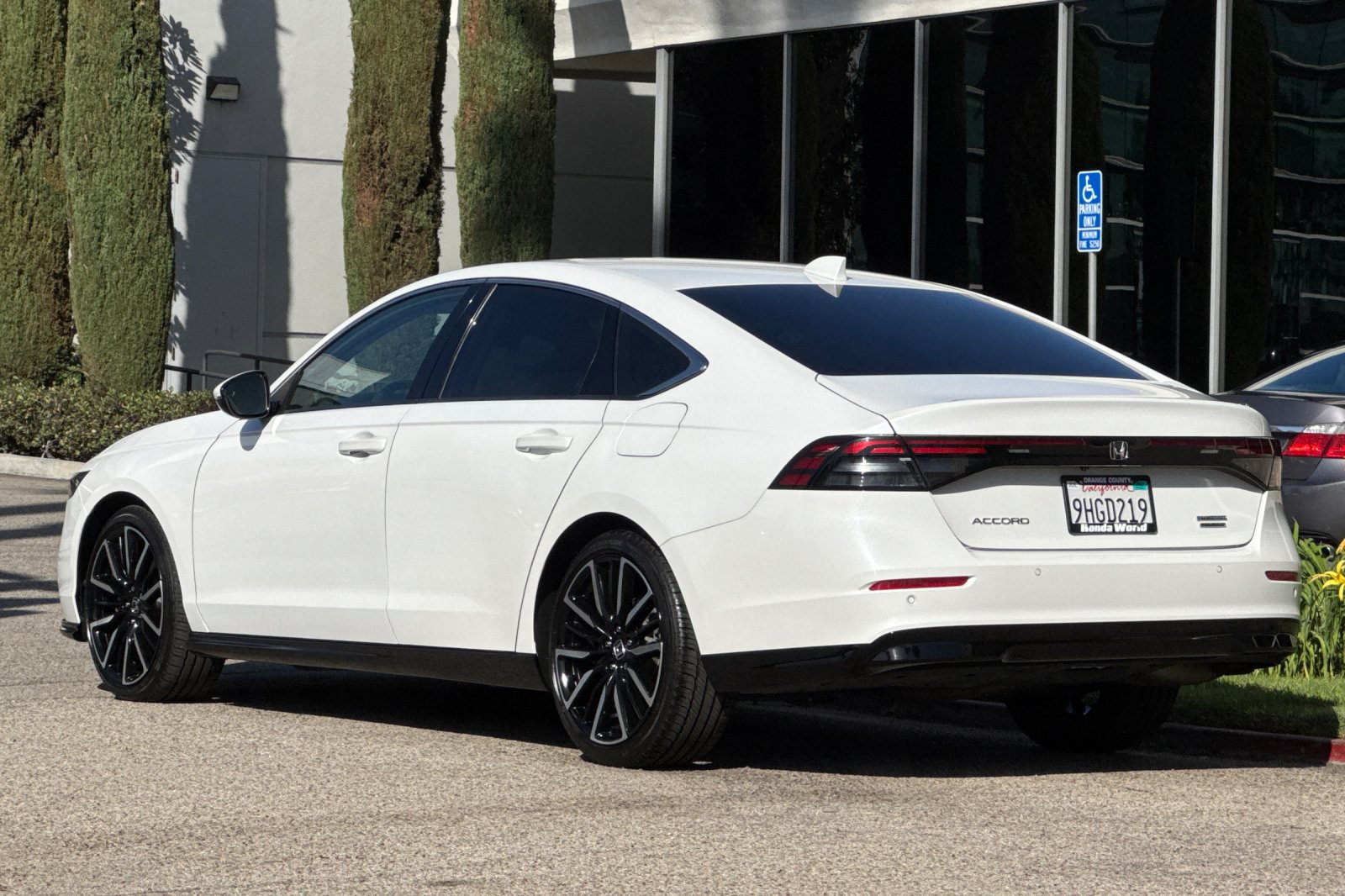 Certified Used 2023 Platinum White Pearl Honda Touring image 6
