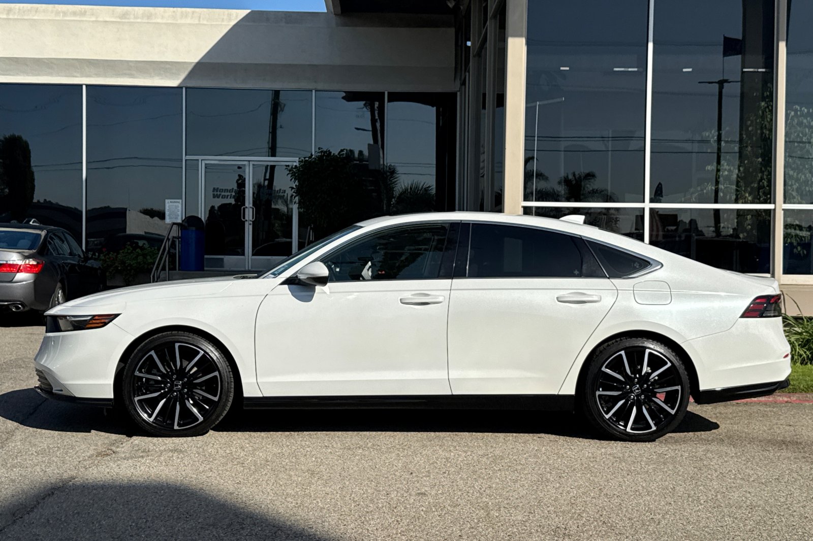 Certified Used 2023 Platinum White Pearl Honda Touring image 7