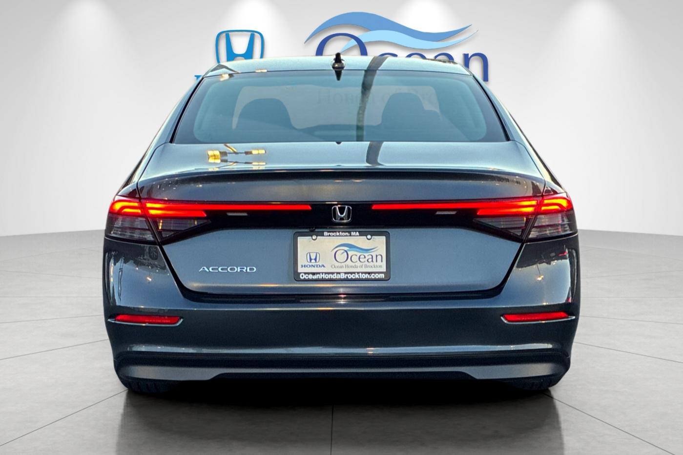 Used 2025 Meteorite Gray Metallic Honda LX image 4