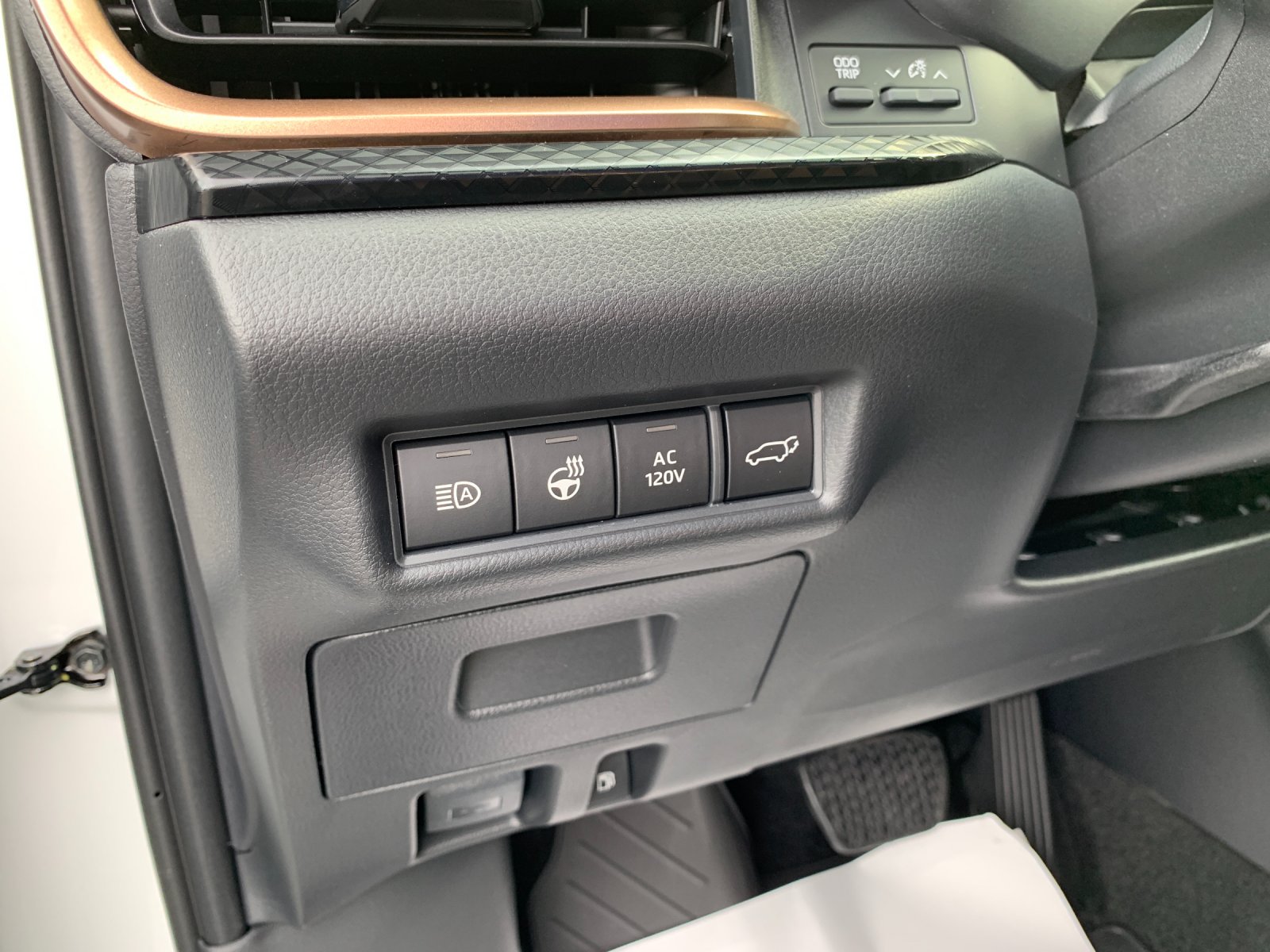 New 2026 Wind Chill Pearl Toyota Hybrid MAX Platinum image 31