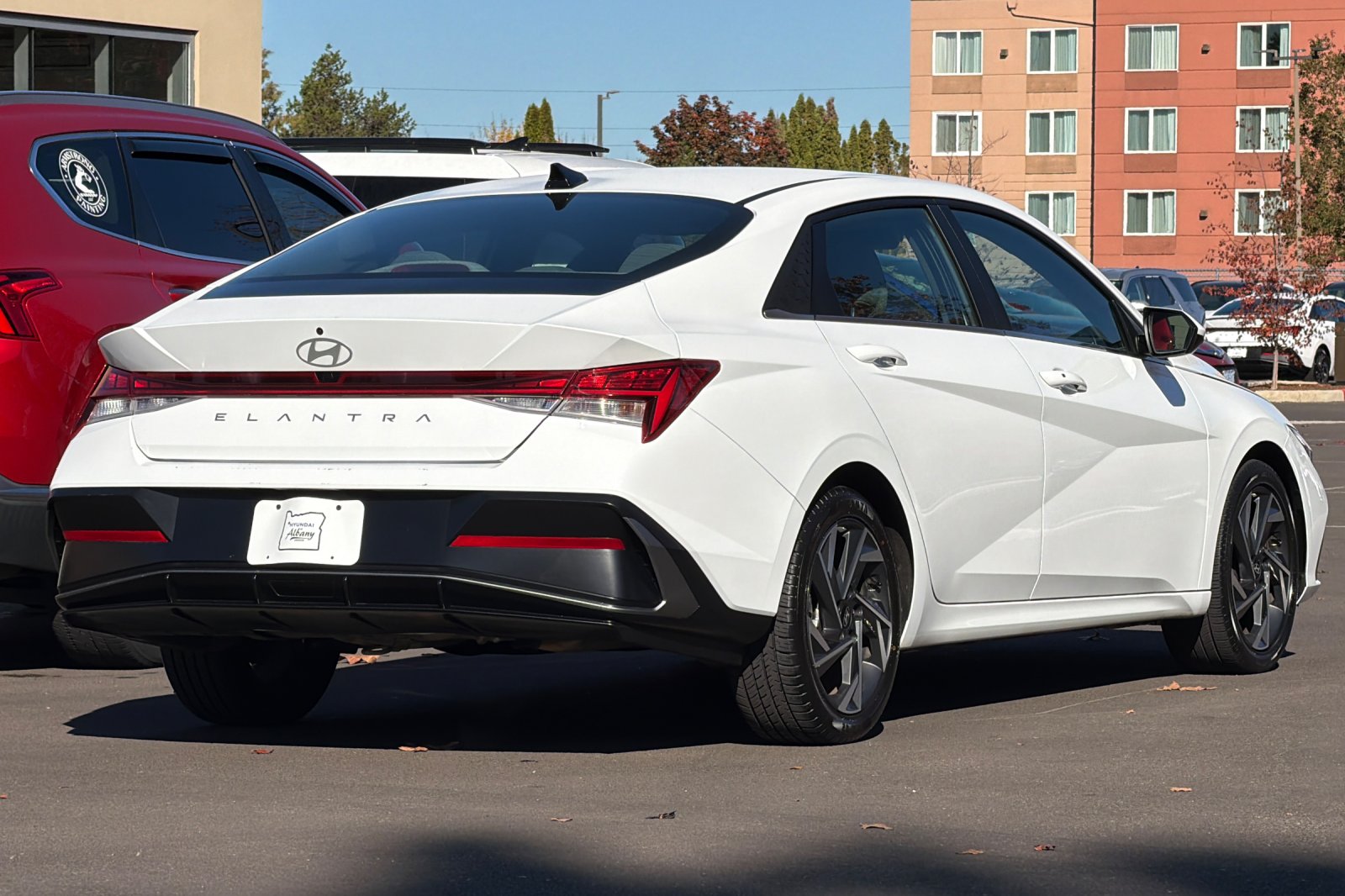 Used 2025 White Hyundai SEL Convenience image 4
