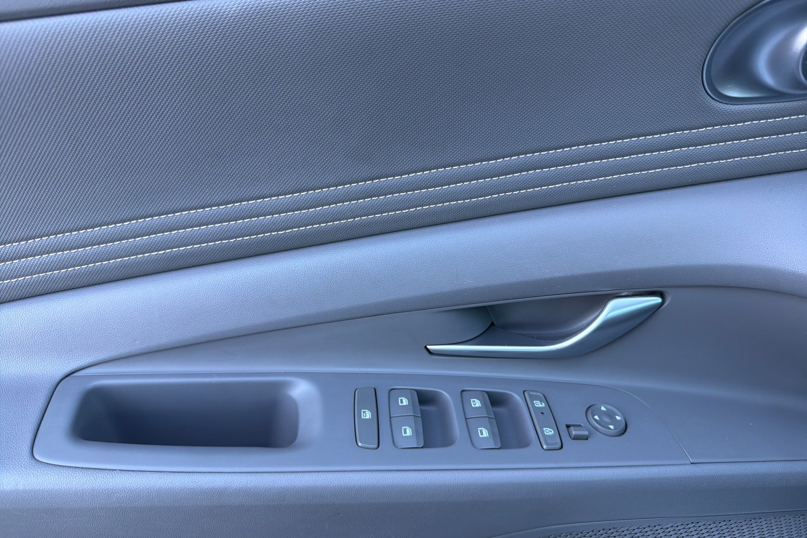 Used 2025 White Hyundai SEL Convenience image 8