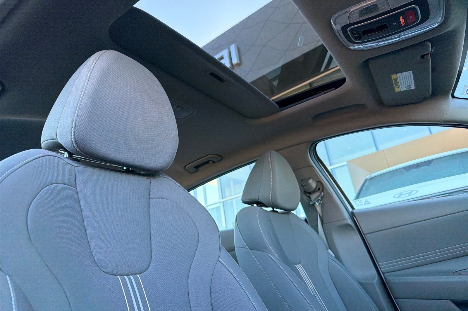 Used 2025 White Hyundai SEL Convenience image 13