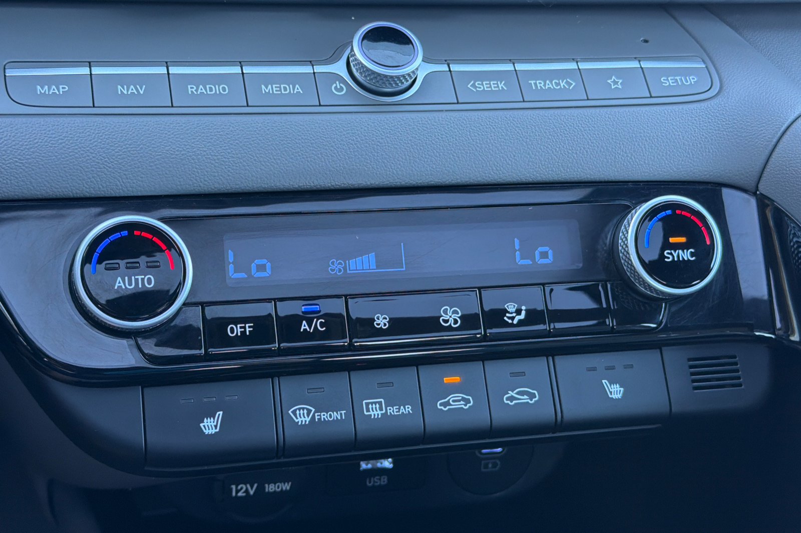 Used 2025 White Hyundai SEL Convenience image 17