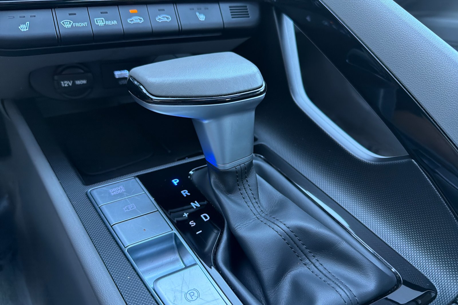 Used 2025 White Hyundai SEL Convenience image 18