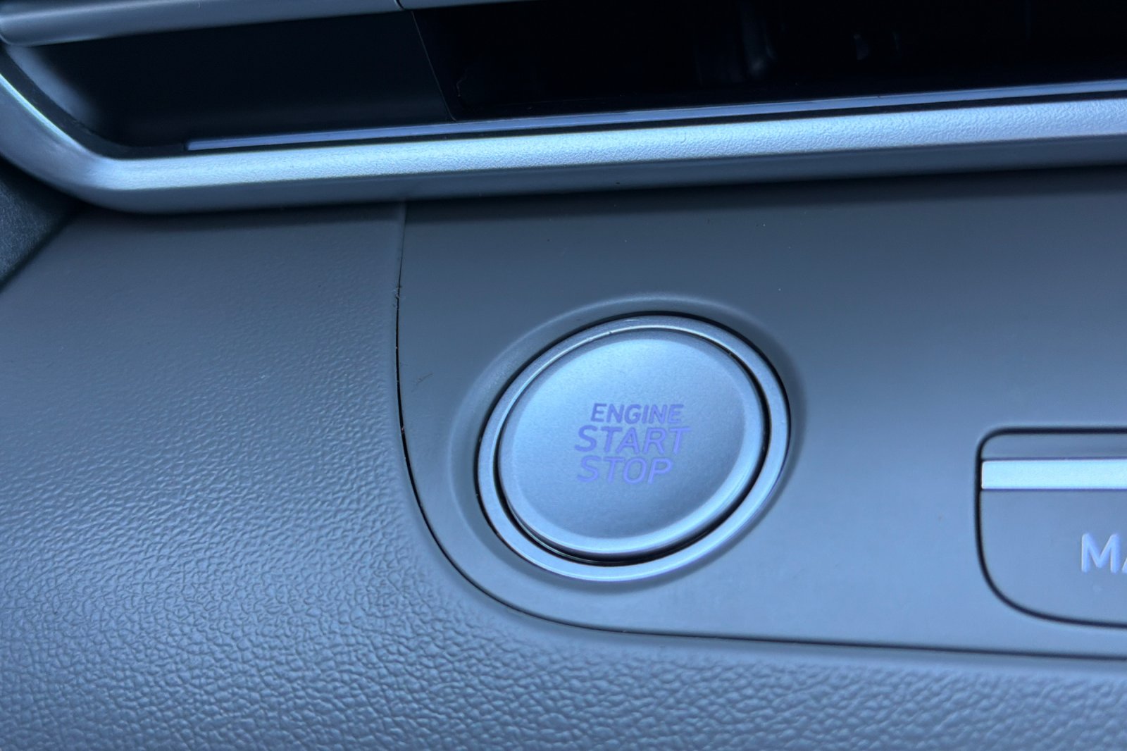 Used 2025 White Hyundai SEL Convenience image 19
