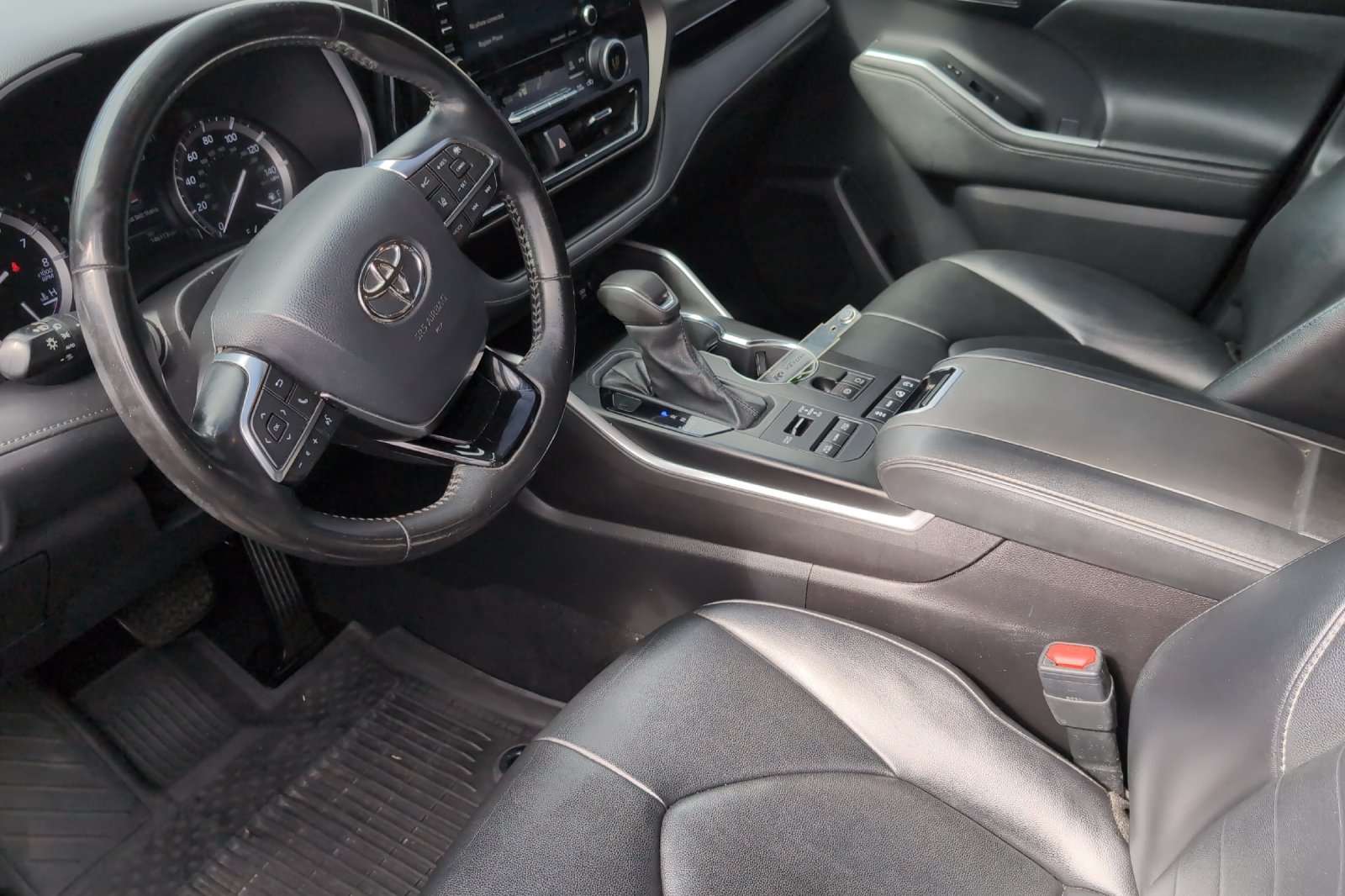 Used 2021  Toyota XLE image 11