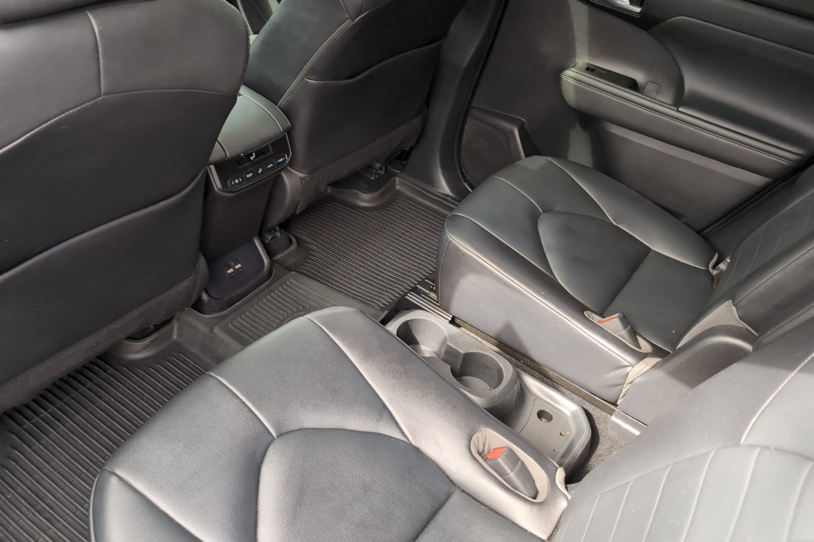 Used 2021  Toyota XLE image 13