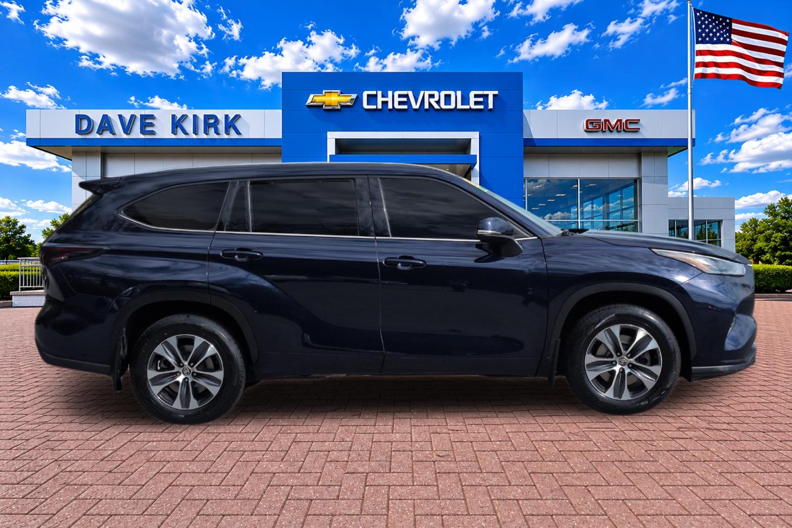 Used 2021  Toyota XLE image 2