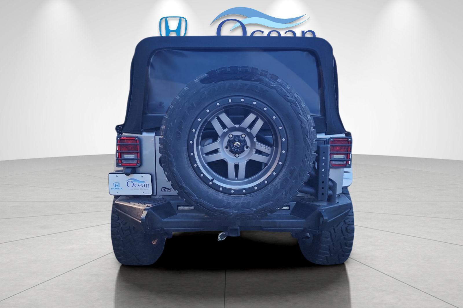 Used 2016 Billet Silver Metallic Clearcoat Jeep Unlimited Rubicon image 4