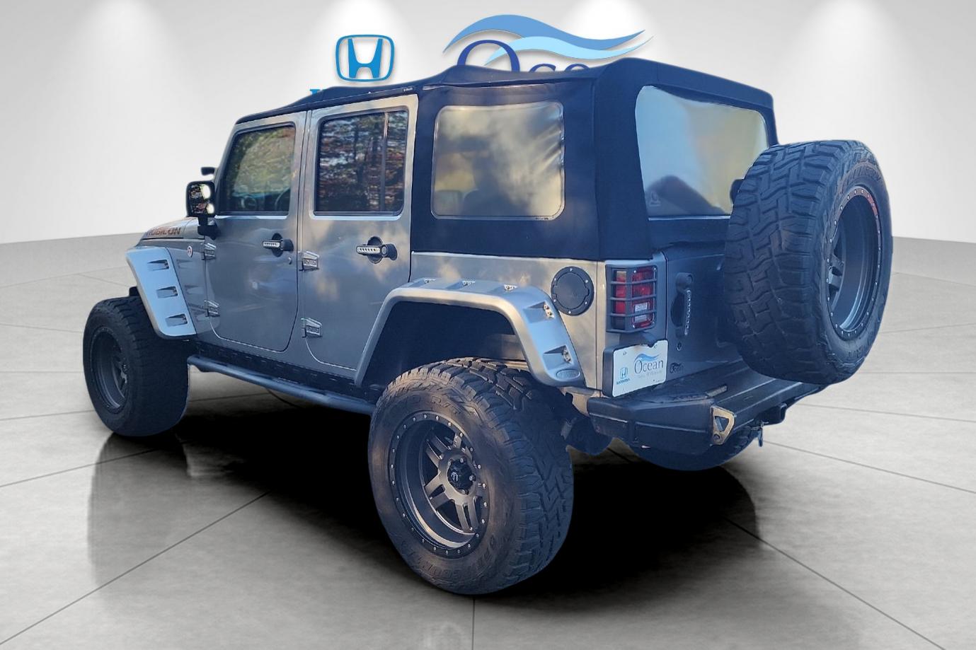 Used 2016 Billet Silver Metallic Clearcoat Jeep Unlimited Rubicon image 5