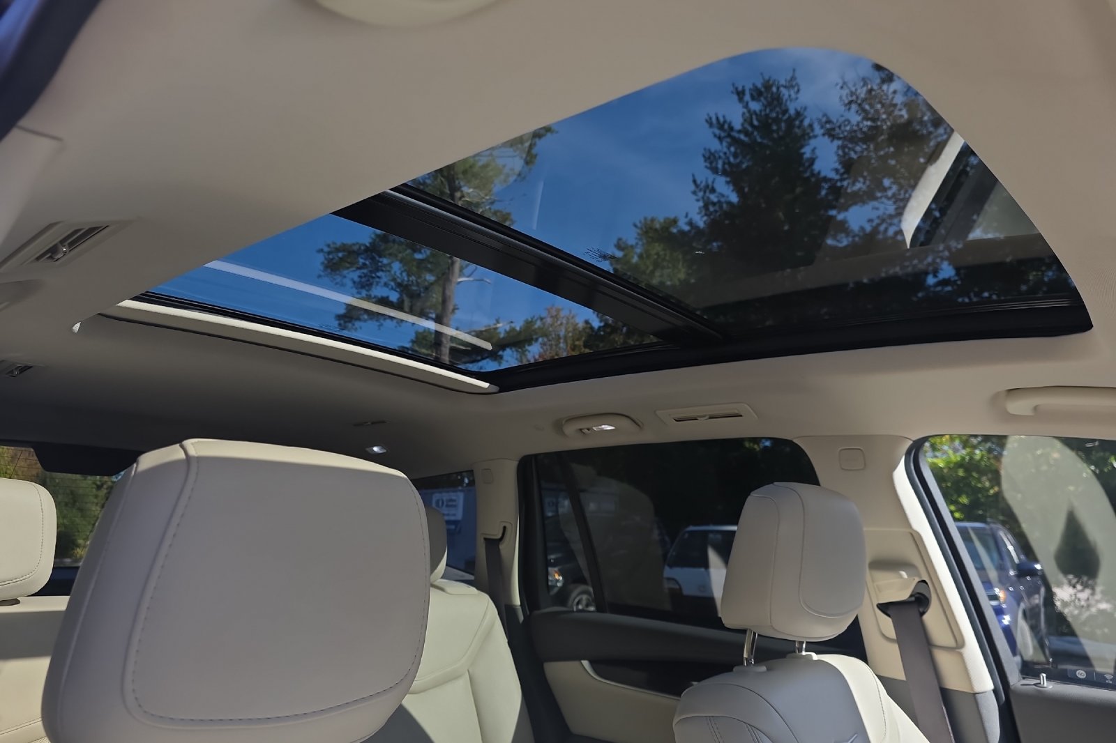 Used 2022 Stellar Black Metallic Cadillac Premium Luxury image 17
