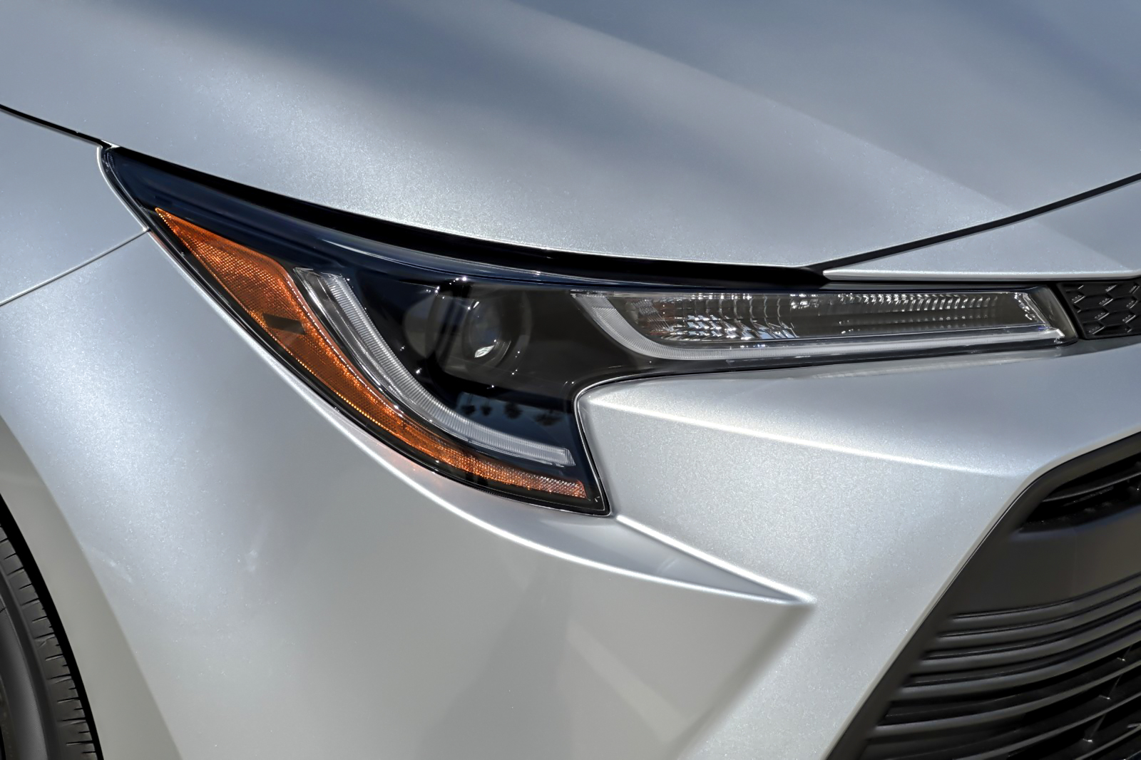 New 2027 Classic Silver Metallic Toyota LE image 23