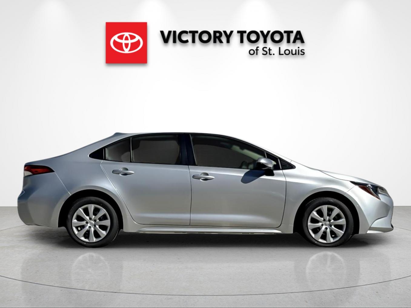 New 2027 Classic Silver Metallic Toyota LE image 2