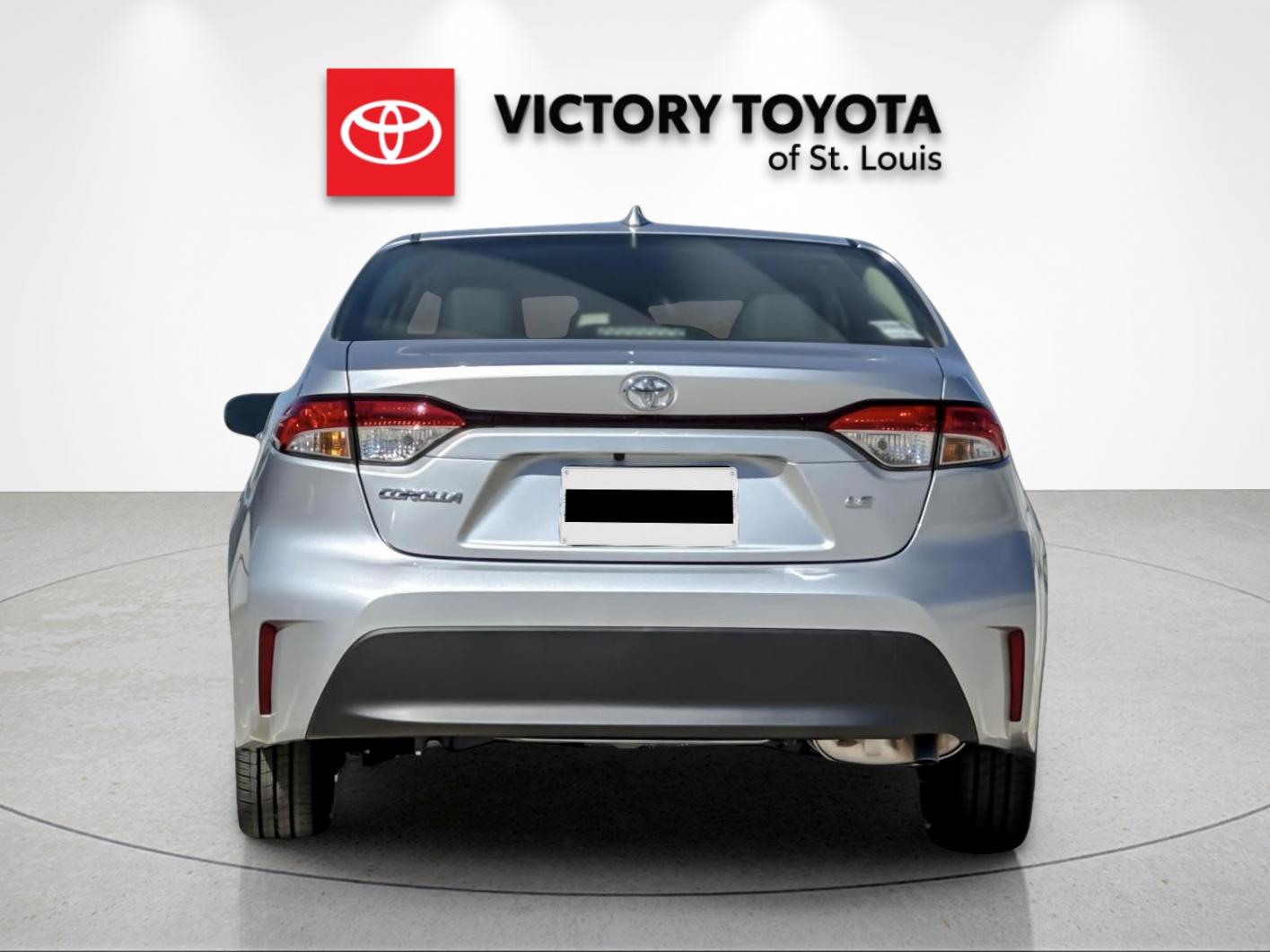 New 2027 Classic Silver Metallic Toyota LE image 4