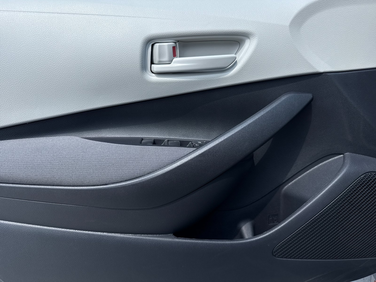 New 2027 Classic Silver Metallic Toyota LE image 10