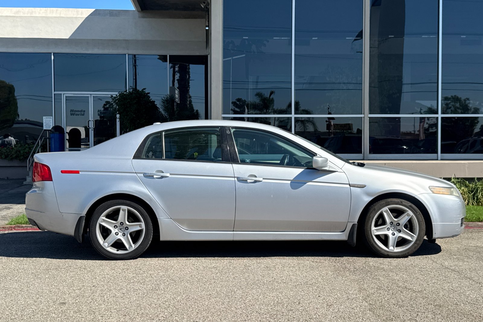 Used 2005 Satin Silver Metallic Acura Base image 4