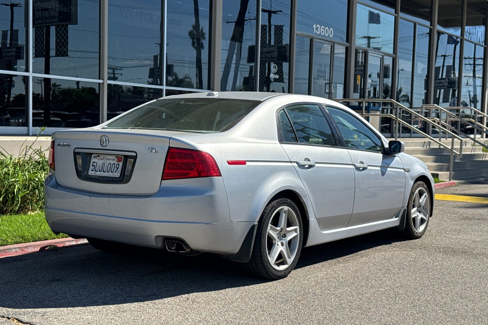 Used 2005 Satin Silver Metallic Acura Base image 5