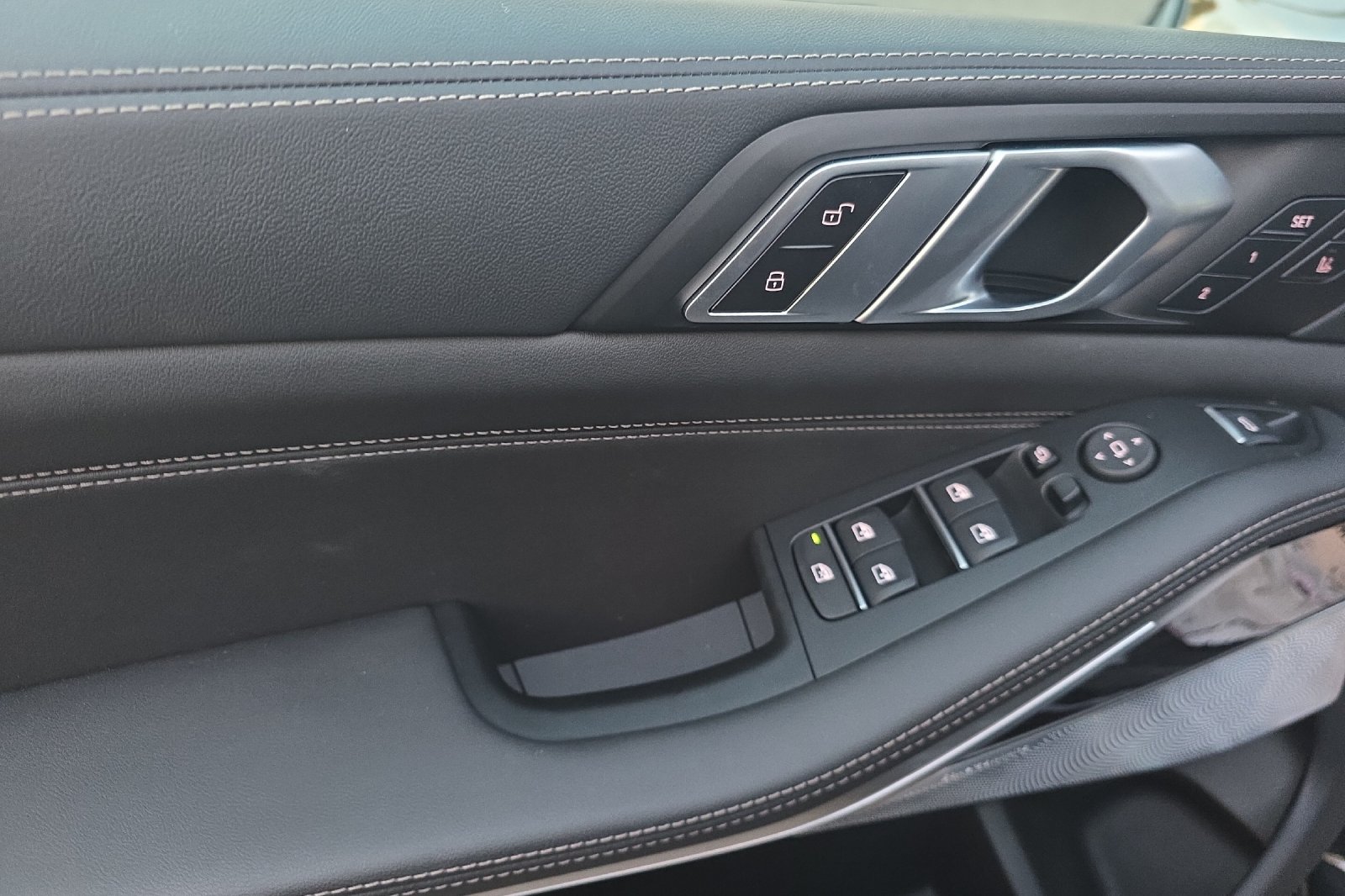 Used 2026 Black Sapphire Metallic BMW M60i image 12