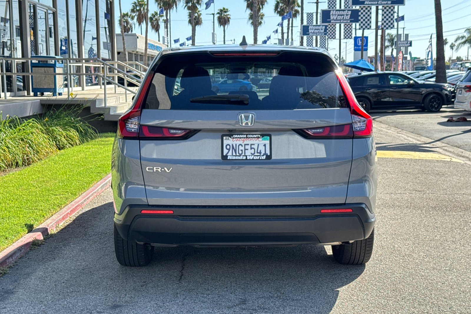 Certified Used 2025 Solar Silver Metallic Honda EX image 6