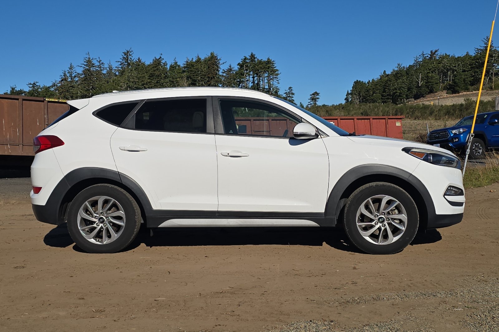 Used 2017 White Hyundai SE Plus image 4