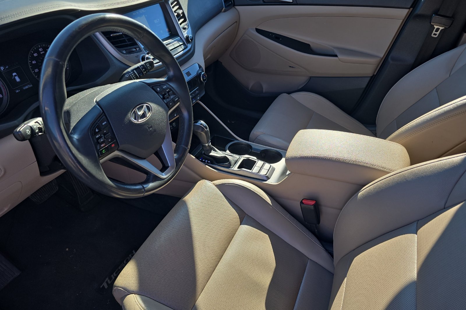 Used 2017 White Hyundai SE Plus image 7