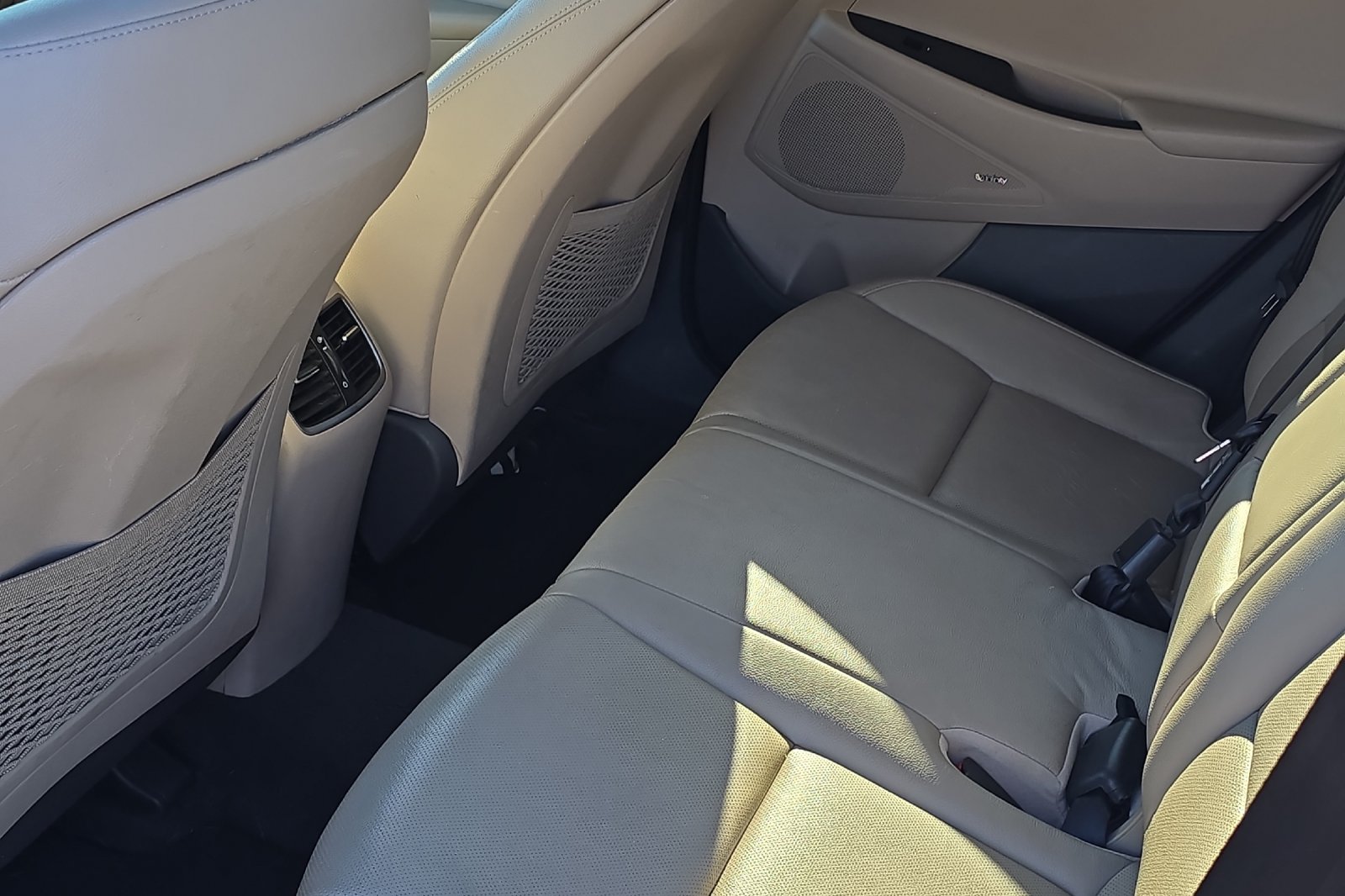 Used 2017 White Hyundai SE Plus image 8
