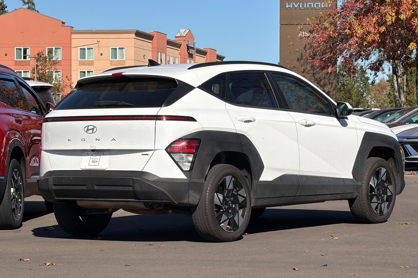 Used 2025 White Hyundai SEL image 4
