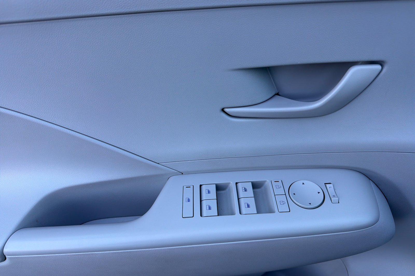 Used 2025 White Hyundai SEL image 8