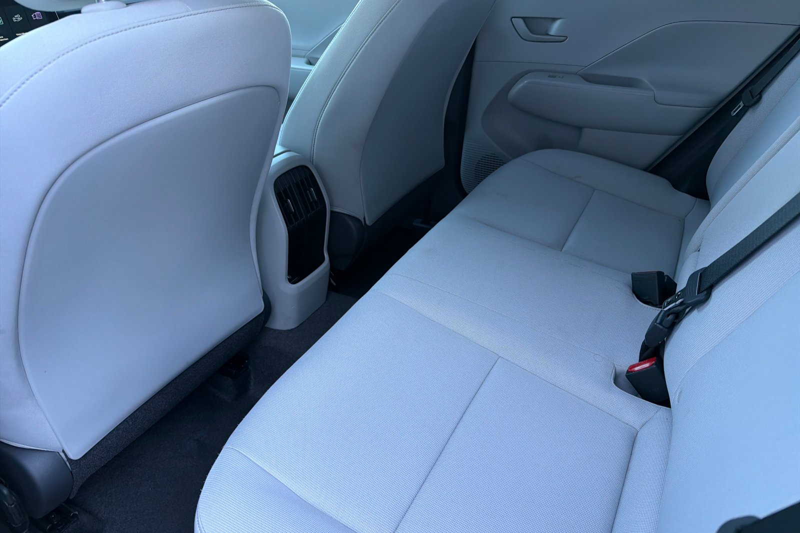 Used 2025 White Hyundai SEL image 9