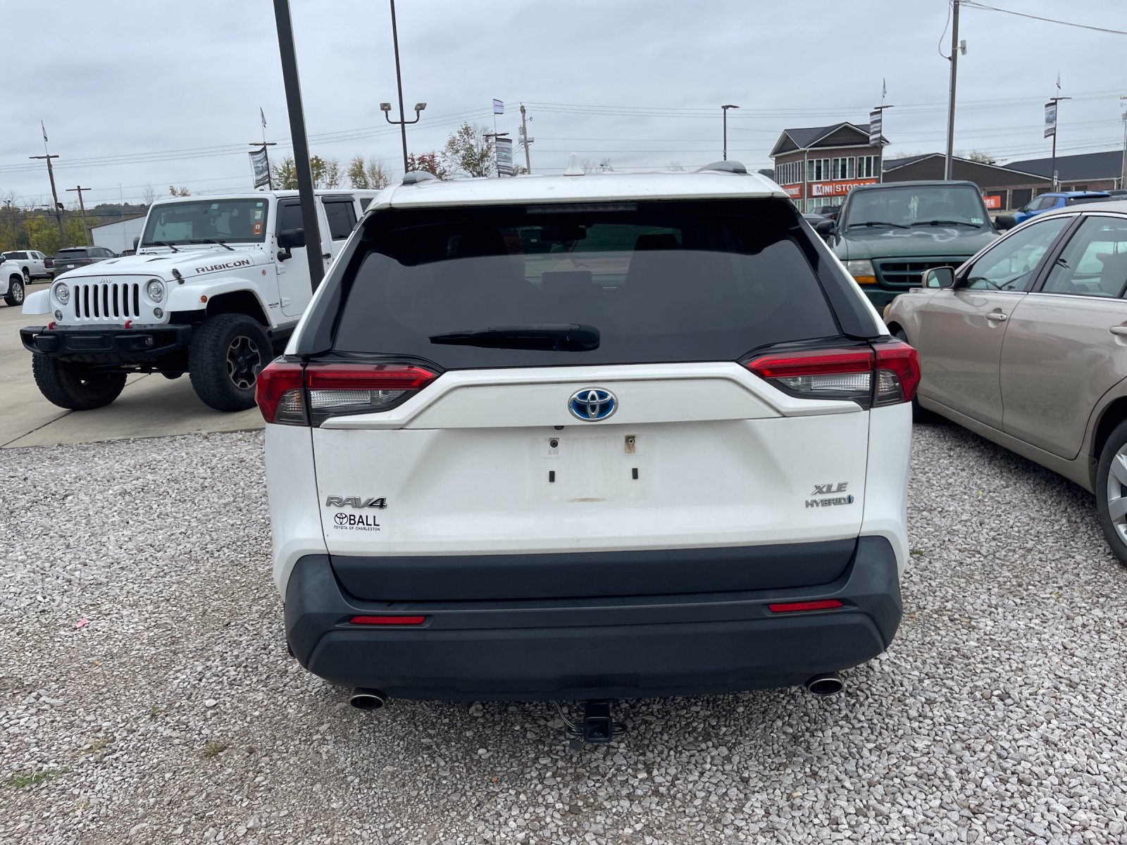 Used 2019 White Toyota XLE image 4
